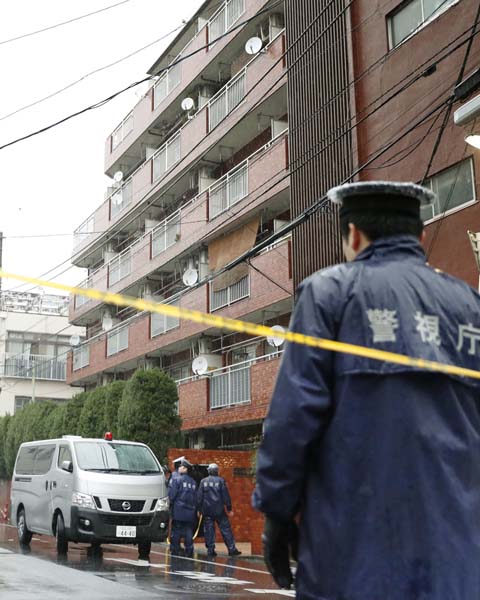 東京・江東区で、高齢女性が手足を縛られ死亡しているのが見つかった現場のマンション（Ｃ）共同通信社