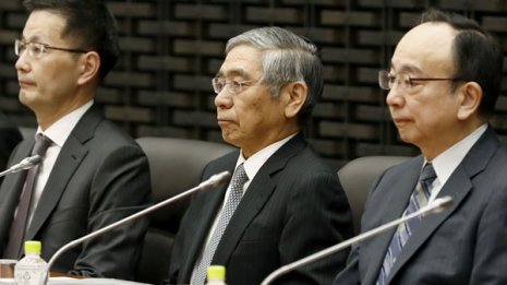 日本経済は崖に向けて突っ走るブレーキの利かない車だ