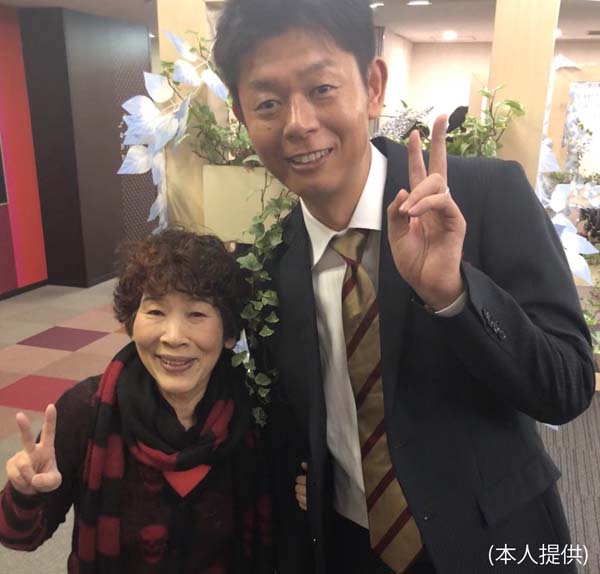 テレビ初共演の後に、原宿の母（菅野鈴子さん）と／（提供写真）