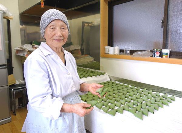 ９１歳で年間５万個の笹餅を作る桑田ミサオさん（Ｃ）日刊ゲンダイ