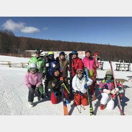 プロスキーヤー我満嘉治氏（下列左から２番目）のスキースクールも（提供写真）