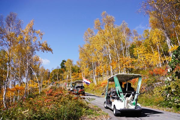 余ったゴルフカートを利用して八ケ岳の紅葉を楽しめる（提供写真）