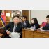 また瀬戸際外交か（会見した崔善姫外交官＝央、左は金正恩北朝鮮労働党委員長）　（Ｃ）新華社／共同通信イメージズ