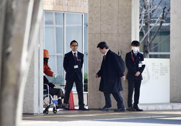 調査のため公立福生病院に入る日本透析医学会の調査委メンバー（右２）／（Ｃ）共同通信社