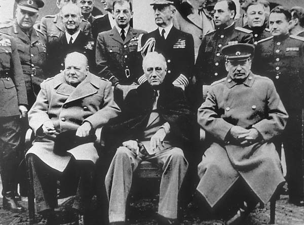 日本はヤルタ合意と無関係（前列左から、チャーチル英首相、ルーズベルト米大統領、スターリン・ソ連最高指導者＝1945年当時）　（Ｃ）ロイター／MPTV - Pictures