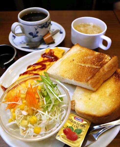1番人気のバタートーストセット（540円、モーニング）（Ｃ）日刊ゲンダイ
