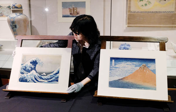 大英博物館の「北斎展」に展示された「神奈川沖浪裏」（左）と「凱風快晴」／（Ｃ）共同通信社