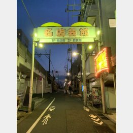 昭和レトロな看板が目印の飲み屋ビル（Ｃ）日刊ゲンダイ