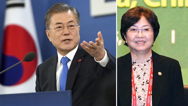 文在寅韓国大統領（左）と金恩京・前環境相／（Ｃ）共同通信社