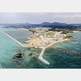 埋め立てが進む沖縄県名護市辺野古の沿岸部。左奥が新たに土砂投入を始める区域（Ｃ）共同通信社