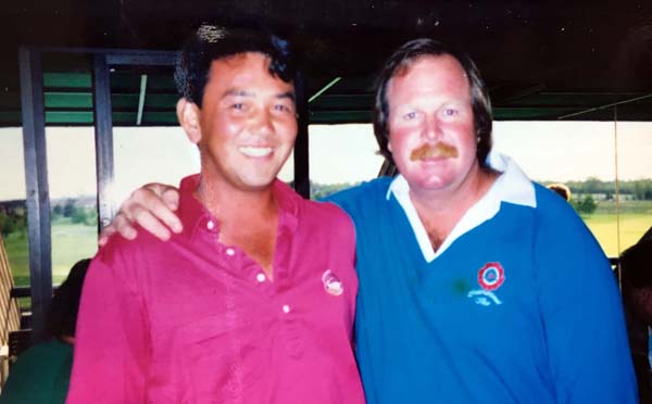 マスターズ・チャンピオンのクレイグ・スタドラーとの２ショット（左がタケ小山さん＝1990年）／（提供写真）