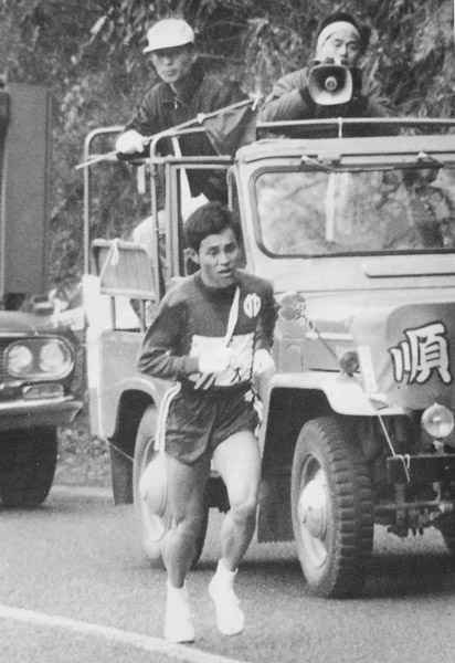 順大監督（荷台左）として1966年の箱根駅伝で初優勝（提供写真）