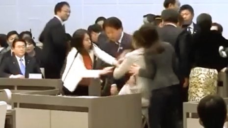 都議会で“警察沙汰” 男性議員「女性議員に押し倒された」