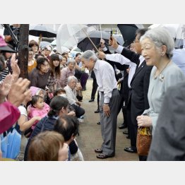 安倍首相とは正反対の天皇陛下（福島市内の復興公営住宅を視察され、集まった住民に声をかける天皇、皇后両陛下）／（Ｃ）共同通信社