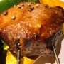 「牛串 ギュウドウ！」熟成牛タンの塊肉串焼きは“別次元”