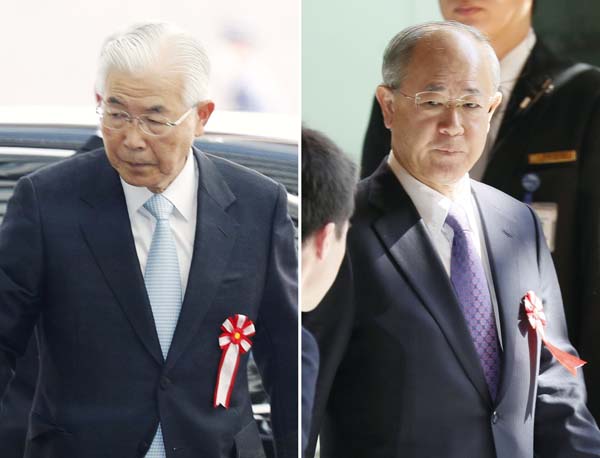 官邸に入る日本新聞協会会長（左）と民放連会長（Ｃ）共同通信社
