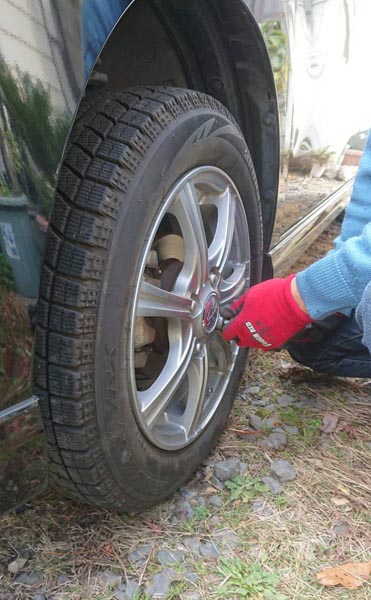 タイヤの空気充填や、インパクトレンチなどさまざまな用途で利用されている（Ｃ）日刊ゲンダイ
