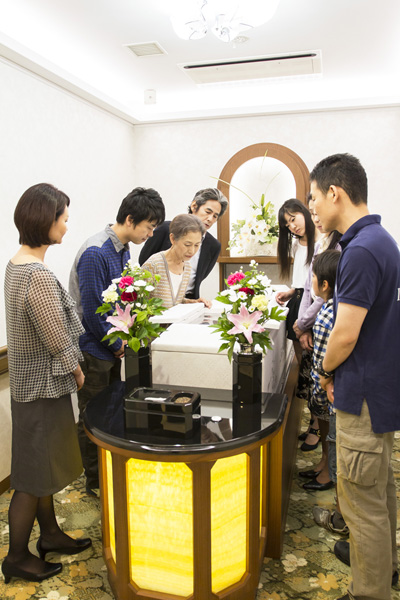棺が自動的に運ばれてくる（写真提供）ラステル新横浜
