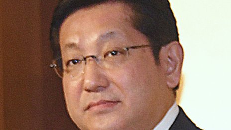 塚田国交副大臣が辞任へ“安倍・麻生道路”忖度発言で詰め腹