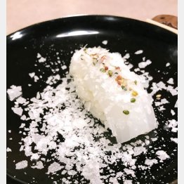 関西食のリーダー「鮨処多田」、イカの上に淡雪塩を散らせて（提供写真）
