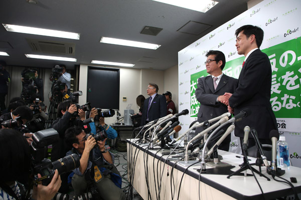 投票結果を受けて会見をする、大阪維新の会代表・松井一郎（左）と、吉村洋文政調会長（右）／（Ｃ）日刊ゲンダイ