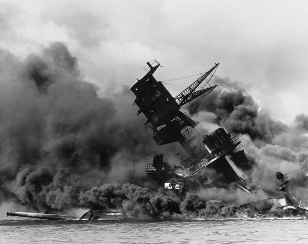 先制攻撃は成功したが…（日本海軍航空隊の真珠湾攻撃で炎上する米戦艦「アリゾナ」＝１９４１〈昭和１６〉年）／（Ｃ）ロイター