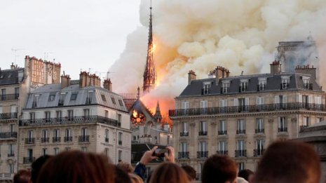 ノートルダム焼失を政治利用 マクロン首の皮一枚つながる