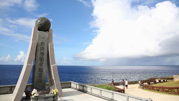 米軍との戦闘で日本人が海に身を投じたサイパン島バンザイクリフの慰霊碑（Ｃ）共同通信社