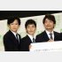 元マネージャーに合流した３人。左から稲垣吾郎、草彅剛、香取慎吾（Ｃ）日刊ゲンダイ