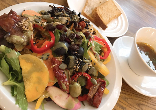 サラダビュッフェには10種類以上の野菜が並ぶ（Ｃ）日刊ゲンダイ
