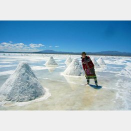 ボリビアのウユニ塩湖。“雪かき”のように塩を集め…（撮影）歩りえこ
