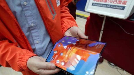 進化続けるスマホ 注目は“メガネ型”と“クリアファイル型”