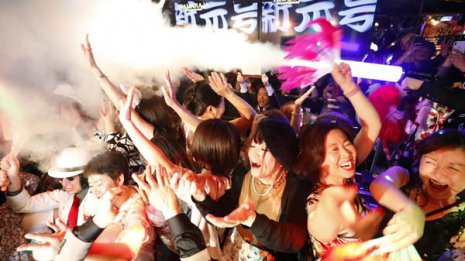朝から晩まで新天皇慶祝報道 マトモな識者が感じた“危うさ”