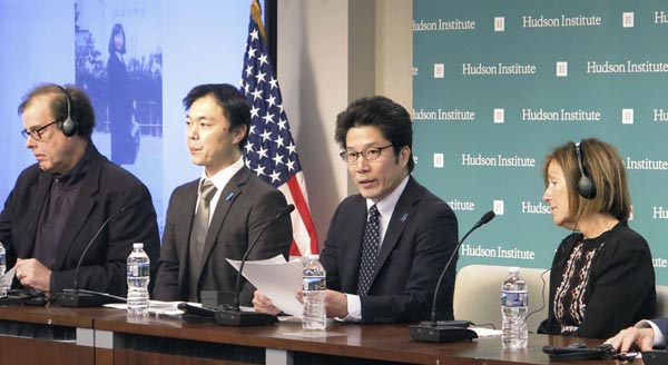 ワシントンで拉致問題解決を訴える横田拓也さん（中央右）／（Ｃ）共同通信社