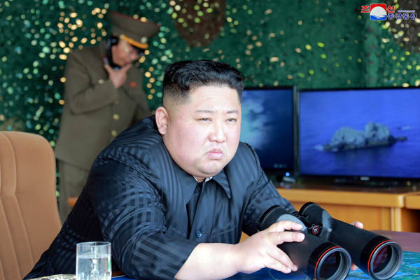 軍事訓練を視察する北朝鮮の金正恩朝鮮労働党委員長（Ｃ）ロイター／ KCNA