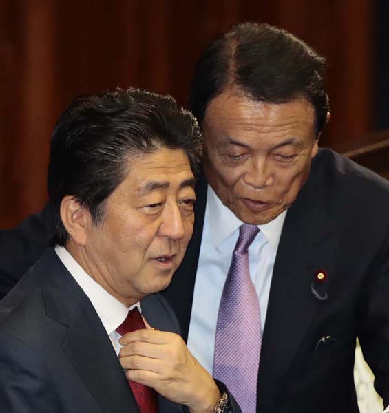安倍首相（左）と麻生財務相（Ｃ）日刊ゲンダイ