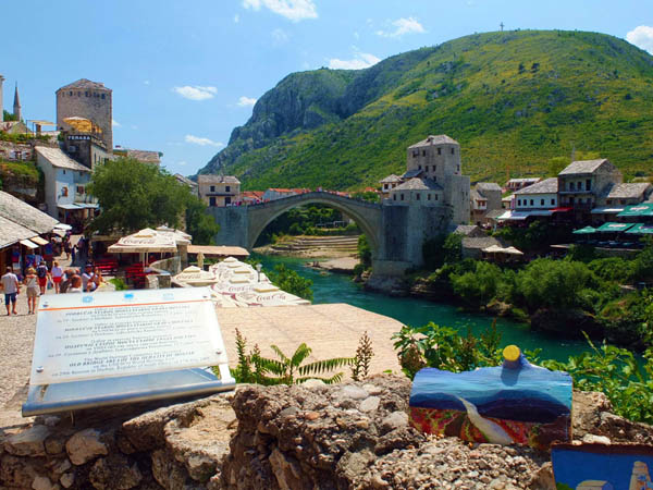 ボスニアの古都モスタルのスタリ・モスト橋。橋の下を流れるネレトバ川はエメラルドグリーン（撮影）歩りえこ