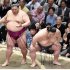 勝利の代償か…（御嶽海を寄り切った一番で右膝を負傷した貴景勝・右）／（Ｃ）共同通信社