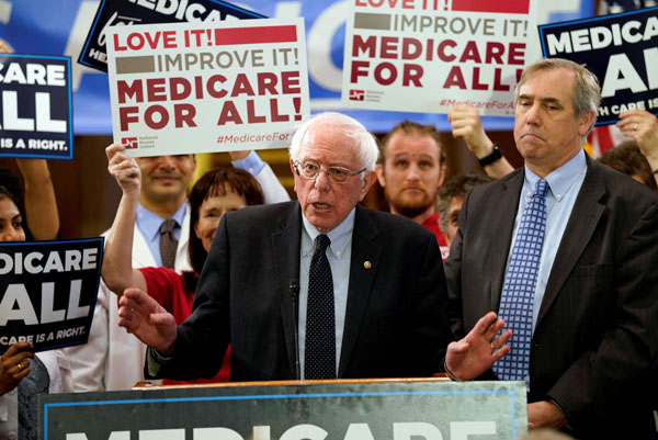 「公的医療保険制度は全国民に」と説く米民主党のバーニー・サンダース上院議員（Ｃ）ロイター