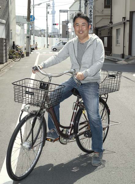 「自転車移動がちょうどいいんです」と小林さん（Ｃ）日刊ゲンダイ