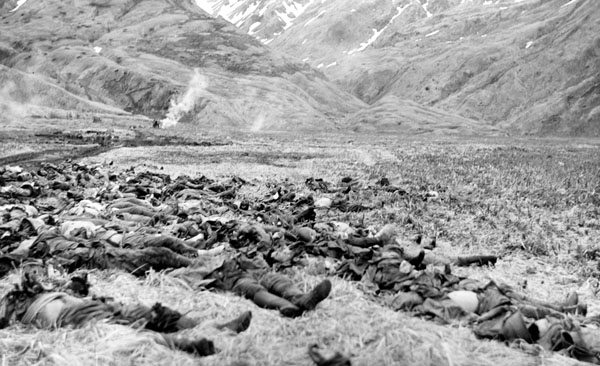 アリューシャン列島アッツ島で集団自決した日本軍兵士の遺体＝１９４４年３月（Ｃ）共同通信社