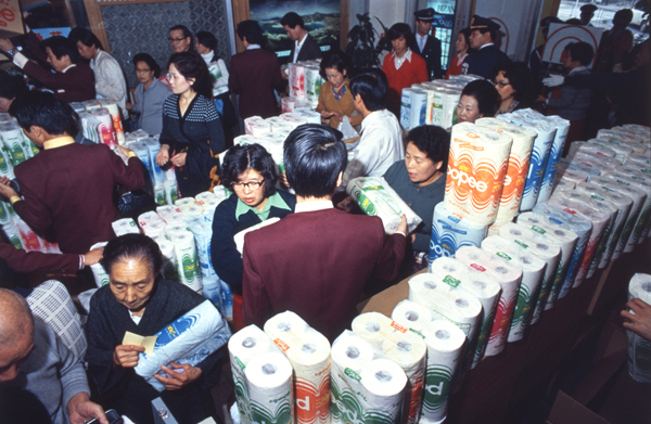 1973年、トイレットペーパーを求める客でスーパーは大混乱（Ｃ）共同通信社