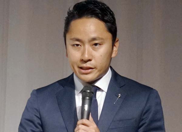 活動方針について語る日本フェンシング協会の太田雄貴会長（Ｃ）共同通信社