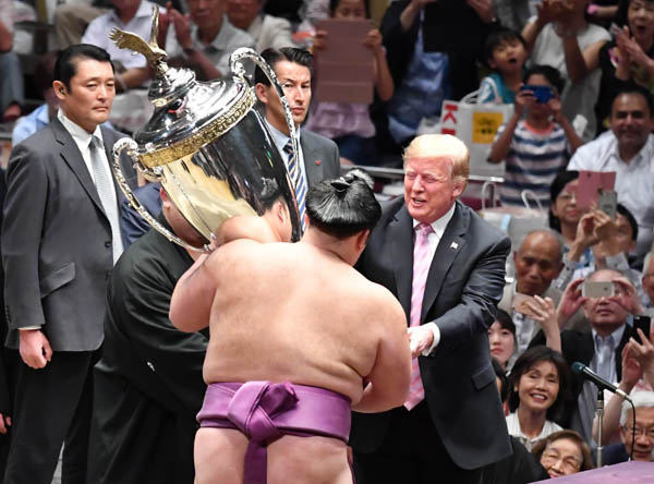 朝乃山に米国大統領杯を手渡すトランプ大統領。実際トロフィーを持っているのは後方の親方（Ｃ）ＪＭＰＡ