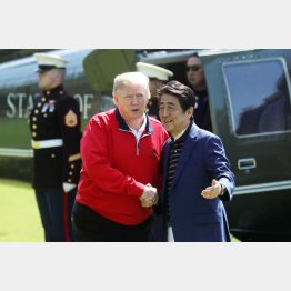 ゴルフ場で、トランプ米大統領（左）を出迎える安倍首相／（Ｃ）ロイター