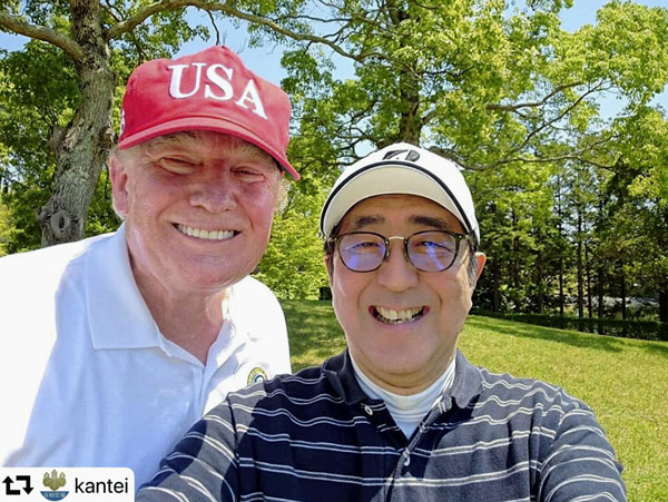トランプ米大統領（左）とラウンドする安倍首相は、自身のツイッターに写真を投稿／（Ｃ）共同通信社