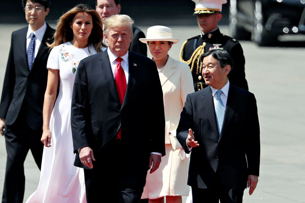 トランプ米大統領夫妻（左）の歓迎行事に臨まれる天皇、皇后両陛下（Ｃ）ロイター