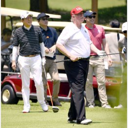 Youは何しに日本へ…（ゴルフを楽しむトランプ米大統領と安倍首相＝左）／（Ｃ）共同通信社