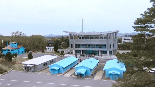 北側から見た軍事境界線と板門店の韓国側展望台（撮影・筆者）