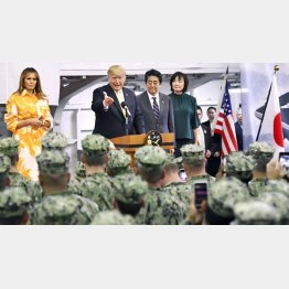 護衛艦「かが」を視察し、日米の隊員に訓示（安倍首相夫妻とトランプ米大統領夫妻）／（代表撮影）